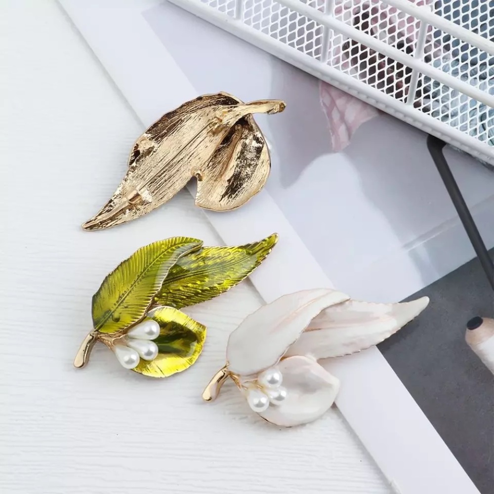 Floral Glazed Fashion Design Clip-on Brooch Pin Classic Gold Pearl Badge Jewelry